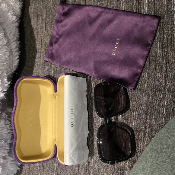 Gucci Black Sunglasses with Purple Pouch - Picture 1 of 11